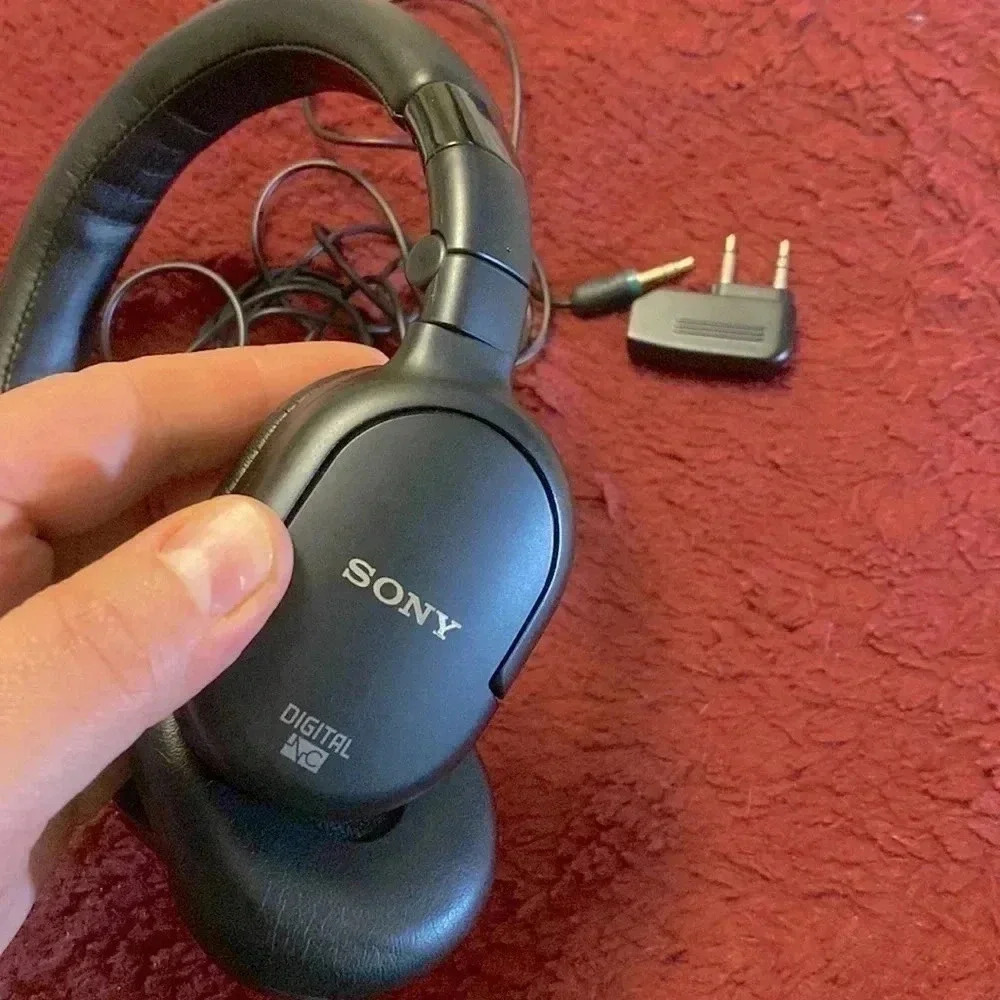 SONY DIGITAL NEW EXPENSIVE HEADPHONES ๐ง FOR LAPTOPS ๐ฉโ๐ป NOISE-CANCELLING - Picture 7 of 11